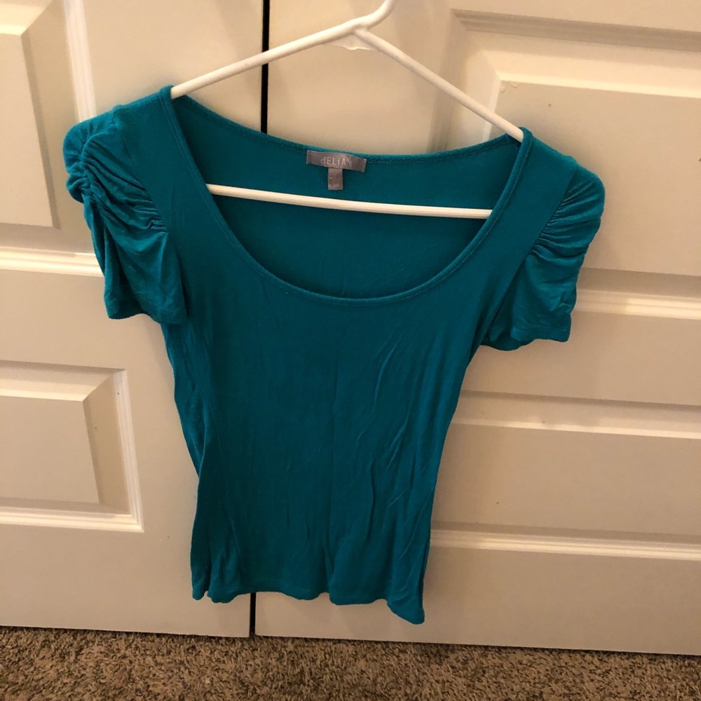 Tshirt ruffle shoulders